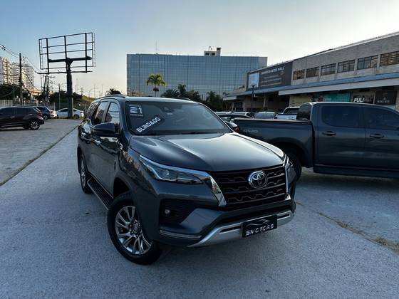 TOYOTA HILUX SW4 2.8 D-4D TURBO DIESEL SRX 7L 4X4 AUTOMÁTICO TOYOTA HILUX SW4 2.8 D-4D TURBO DIESEL SRX 7L 4X4 AUTOMÁTICO